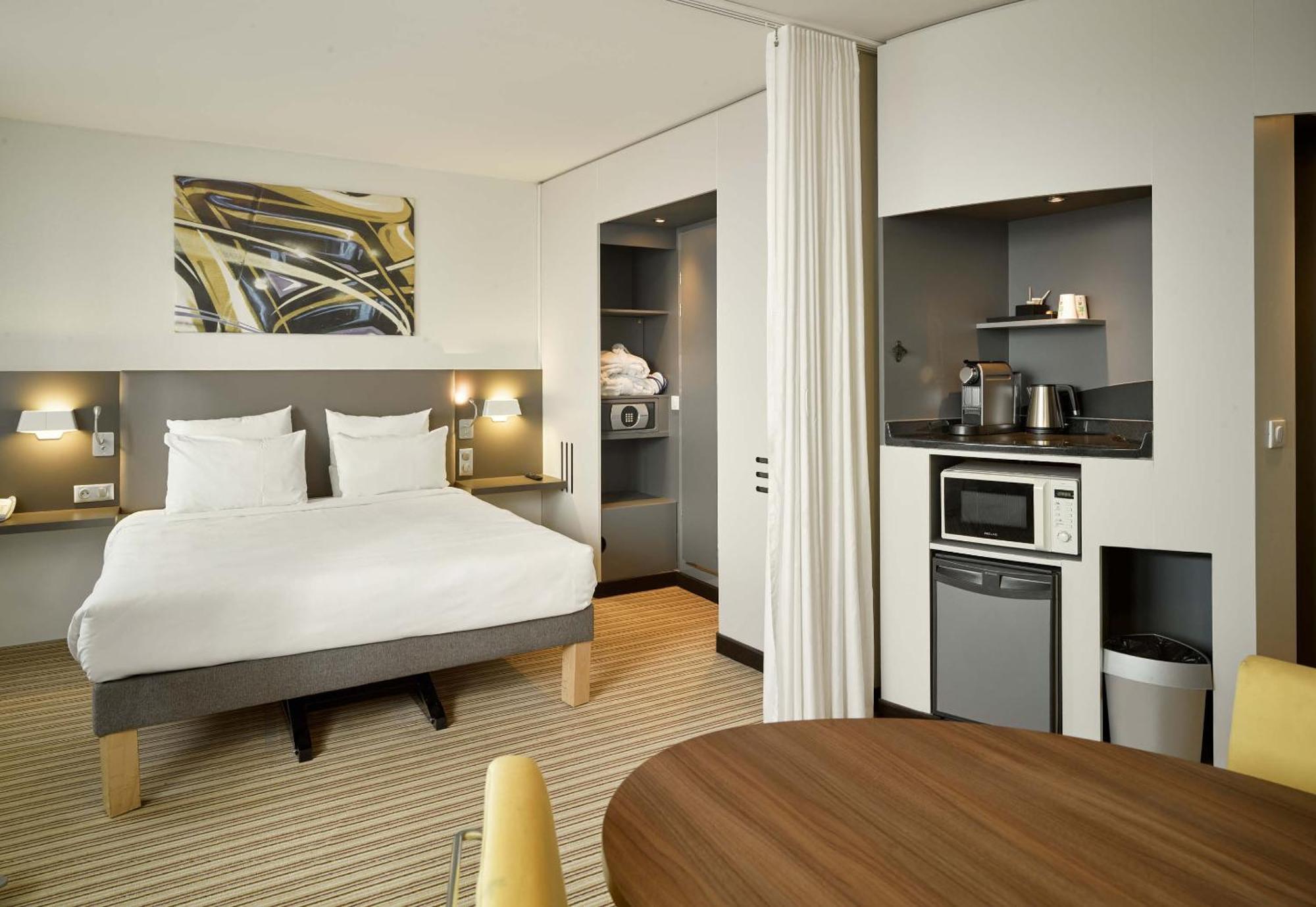 B&B Hotel Velizy Est Exterior photo