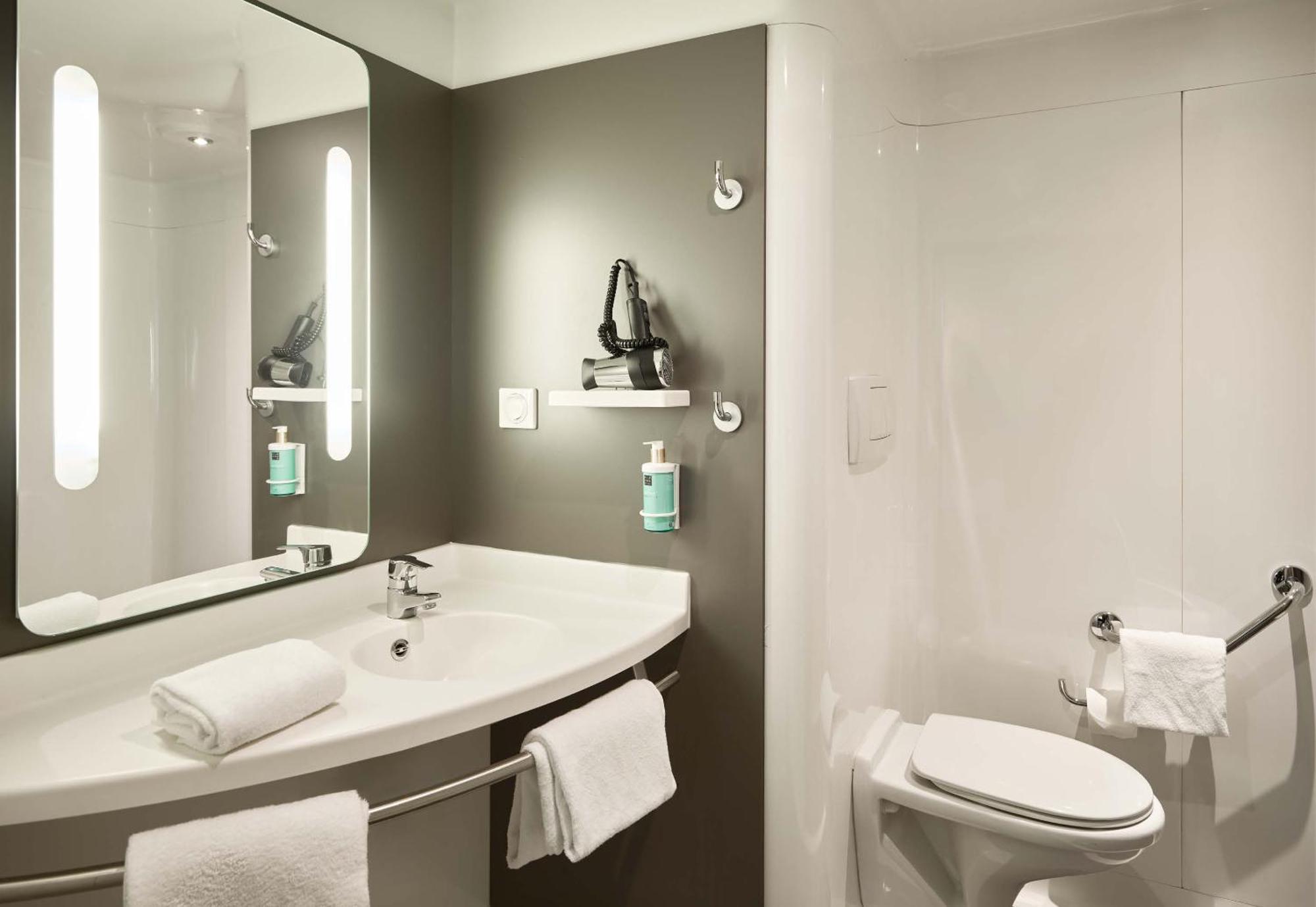 B&B Hotel Velizy Est Exterior photo