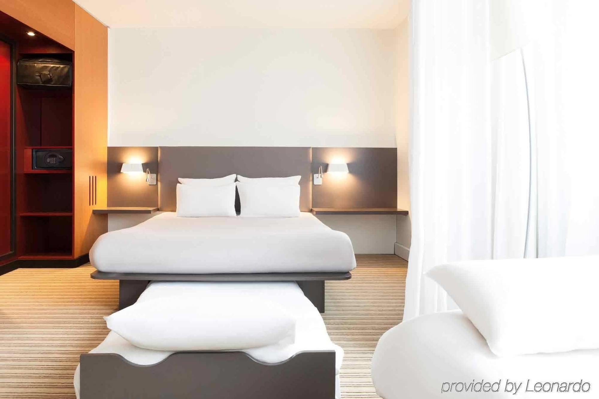 B&B Hotel Velizy Est Exterior photo